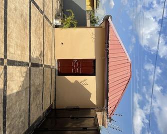 Exquisite fully-furnished 4-bedroom house at a serene location. - Amasaman - Outdoors view