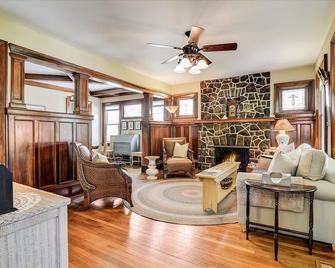 Restored Craftsman (Add'l Carriage House -1309761) Badges, Towels, Linens - Bradley Beach - Вітальня