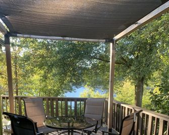 Lakeside house with fireplace, deck, and a fenced backyard with firepit. - Springdale - Балкон