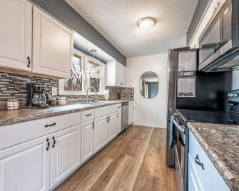 Relaxing Retreat in Lee's Summit - No Cleaning Fee - Lee's Summit - Kitchen