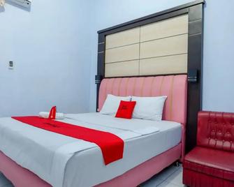 RedDoorz Plus Syariah near Stasiun Pekalongan 2 - Pekalongan - Ložnice
