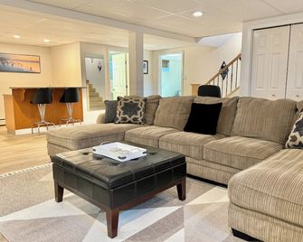 Inclusively Home - The Tabor Lake Suite - Prince George - Living room