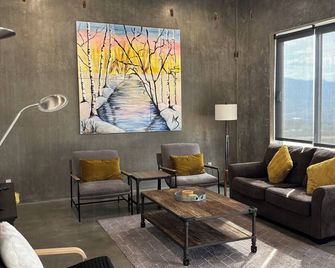 The Naramata Bench Loft - Penticton - Living room
