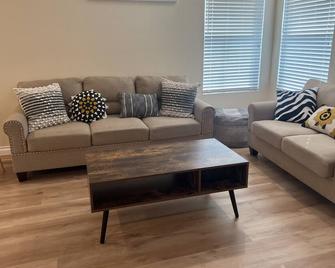New Remodel Modern Heartwarming House - Victorville - Living room