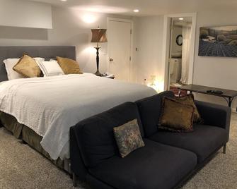 Inviting New Efficiency Apartment on Eagle Hill in Redwood City - Redwood City - Bedroom