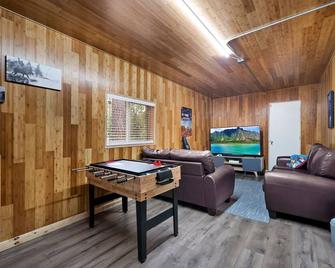 Luxe Private Mountainside Getaway In Pioneer! - Pioneer - Living room
