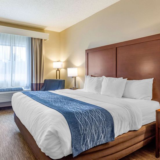 Bedroom view of Comfort Inn Rockford near Casino District