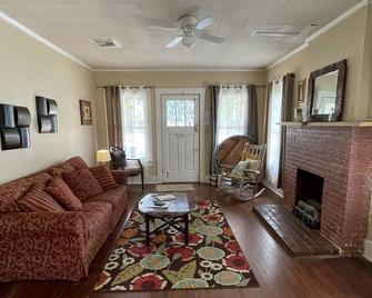 Charming Monroe Garden District Home - Monroe - Living room
