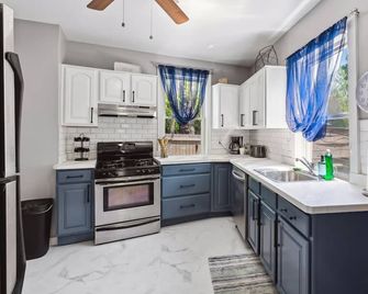 Belle of Ohio City- Central but Private Location - Cleveland - Kitchen