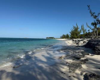 Cottage 5 - Charming Secluded Cottage, Large pool, Tennis, Private Community - Whitby - Playa