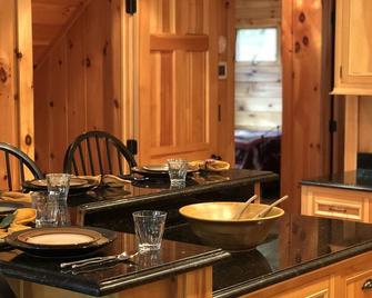 Log Home Nestled Between The White Mountains and The Lakes Region - Campton - Kuchnia