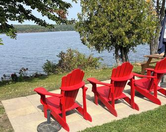 Charming Lakeview Cottage on Waterfront -2 bedroom in Marvelous Westport Ontario - Westport - Patio