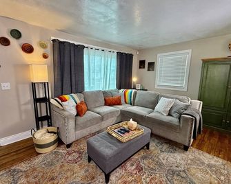 Garden Cottage | Close to Slc - Midvale - Olohuone