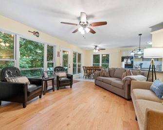 New Listing North of Nashville - White House - Sala de estar