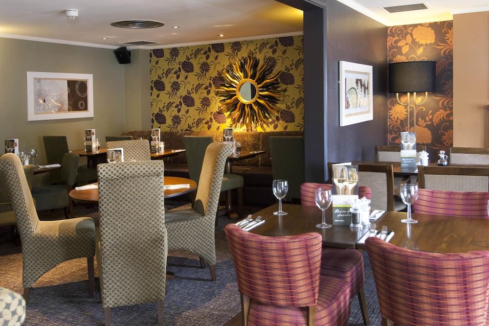 بريميير إن جاتويك كراولي تاون ويست