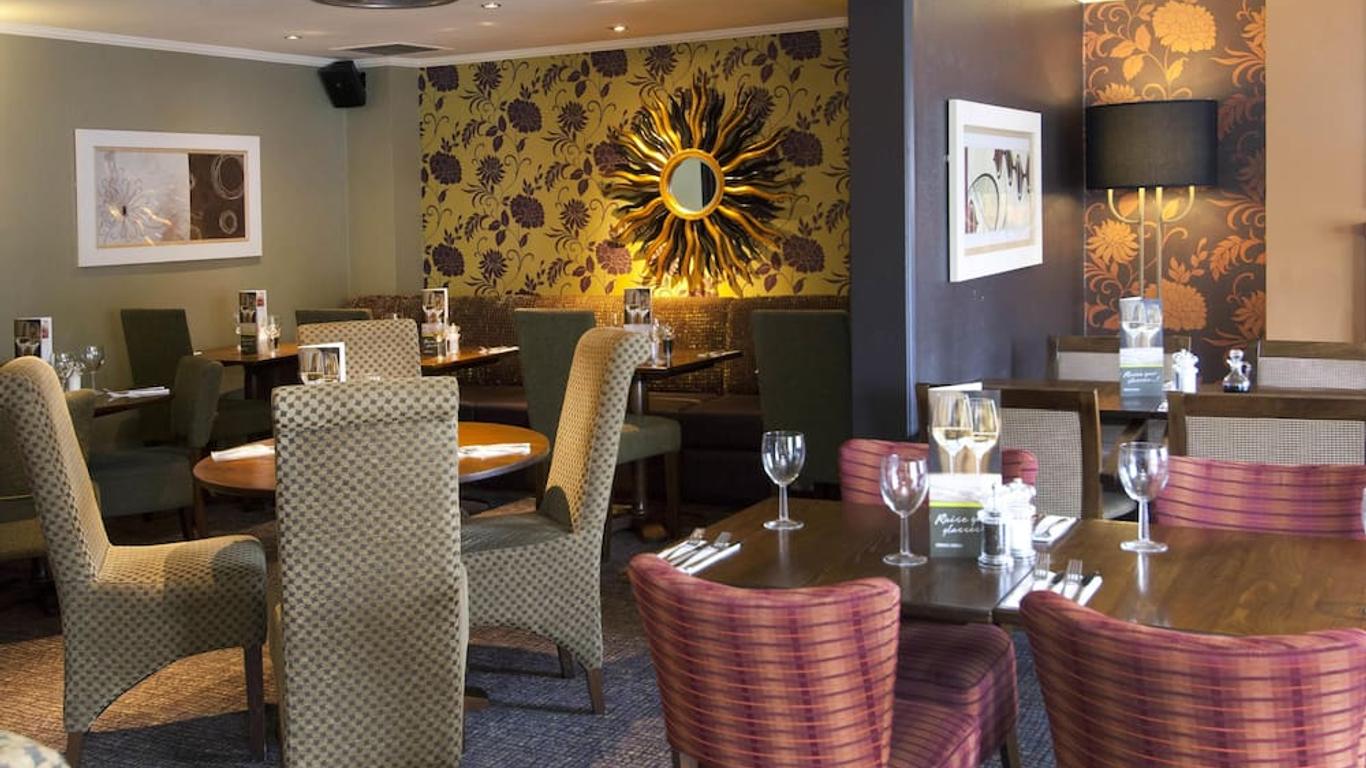 بريميير إن جاتويك كراولي تاون ويست