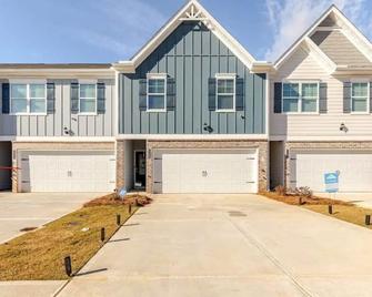Your Home Away from Home – Sleek 3BR Haven Minutes from Vibrant Downtown Atlanta - Hampton - Edificio