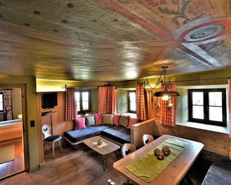 The Hof Chalet on the Zugspitze with mountain views, private garden, hot tub, sauna. - Ehrwald - Salon