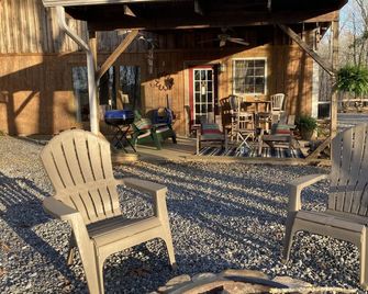 Sawmill Cabin - 8 Miles To Tiec - Mill Spring - Patio