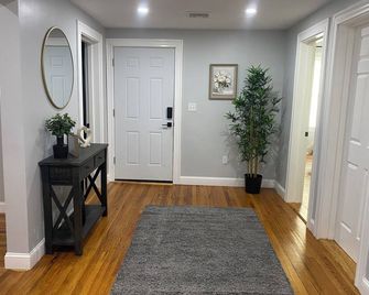 Spacious 4-bedroom apartment with AC, WiFi in phenomenal Boston - Boston - Hallway