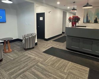 Anavada Inn & Suites - Grande Prairie - גרנד פריירי - דלפק קבלה