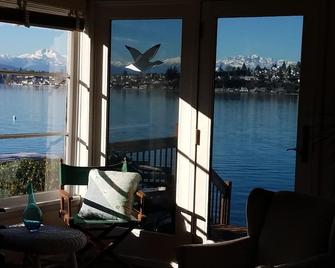 Sinclair Beach Cottage - Waterfront, Amazing Views! - Port Orchard - Balcón