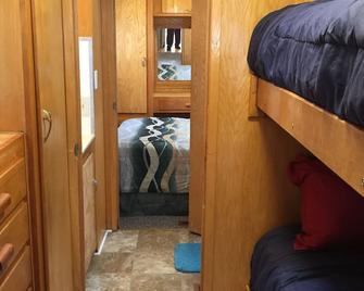 Vintage remodeled 1952 trailer with wonderful views of the mountains. - Baker - Bedroom