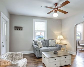 1 Mi to Water and Dtwn Lake Erie Family Getaway - Sandusky - Living room