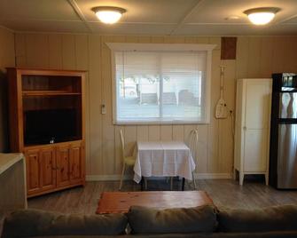 Newly Renovated Cottage On Main Street - Professionally Sanitized - Chincoteague - Dining room