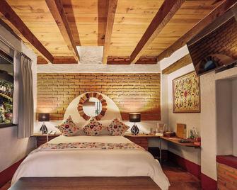 Mesón De Leyendas Breakfast & Downtown - Valle de Bravo - Bedroom