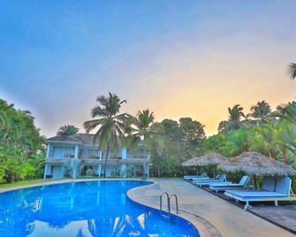 Malabar Ocean Front Resort & Spa - Neeleshwar - Piscina