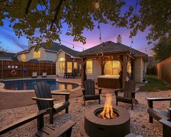 5-Bd/2-Ba Vacation Retreat W/ Pool, Hot Tub & bbq - Haltom City - Patio