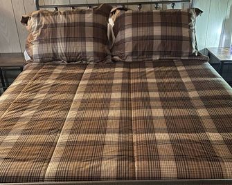 Cabins in a Clearing : Chestnut, Walnut and Beech - check all 3 cabins - Logan - Bedroom