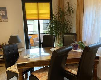 Ferienwohnungen Rehn - דרזדן - חדר אוכל