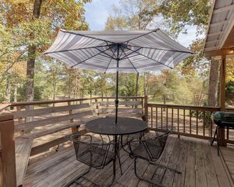 Athome+1 Stay | Cozy 2br Cabin | Fall Views - Byron - Balcony