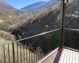 Cosy Mountain Apartment welcomes you to a rare, peaceful and relaxing retreat. br - Lucoli - Balcón