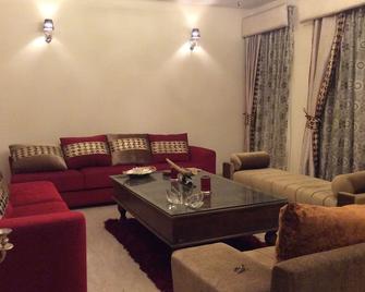 Dagar Apartment - New Delhi - Living room