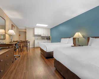 Econo Lodge Inn & Suites - Kelowna - Bedroom