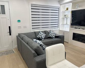 Charming 3-bedroom house with WiFi and AC in delightful Vancouver - فانكوفر - غرفة معيشة