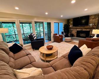R8 Luxury Bretton Woods Ski-In Ski-out townhome next to beginner ski area w fast wifi and keyless entry - Carroll - Living room