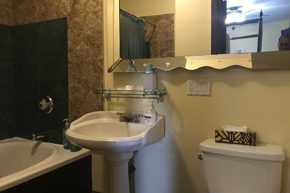 Bathroom view of A Night to Remember B & B