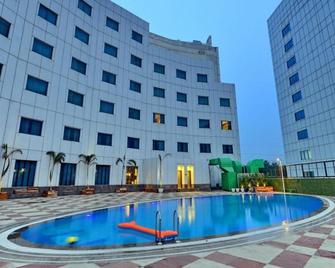 Misaki Hotel - Manesar - Piscina