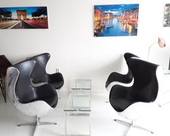 136 A First Line sleeps 6 - Marbella - Olohuone