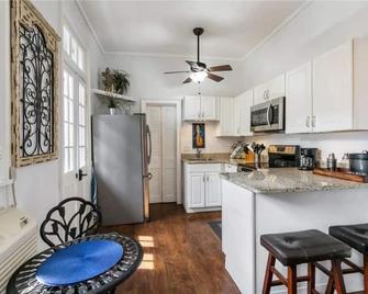 Quiet condo in the heart of the French Quarter! Reserve now for Superbowl 2025! - New Orleans - Kitchen