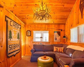 Moregreen - Cute cabin on the shore of Haley Pond - Rangeley - Living room