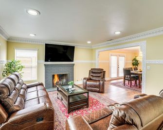 Del Rey Oaks Vacation Home w/ Mini-golf Course! - Del Rey Oaks - Living room