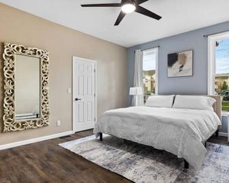 Spacious fully remodeled king size bed apartment\nSleeps four - Erie - Bedroom