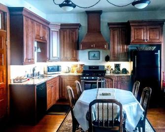 Bryant Hotel Flying M Rentals - Three Forks - Cocina