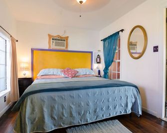 Cool Artistic Treehouse Cabin Near South Congress Dist and Downtown! - Austin - Bedroom