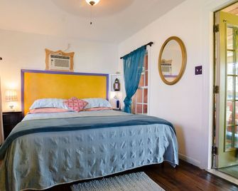 Cool Artistic Treehouse Cabin Near South Congress Dist and Downtown! - Austin - Habitación